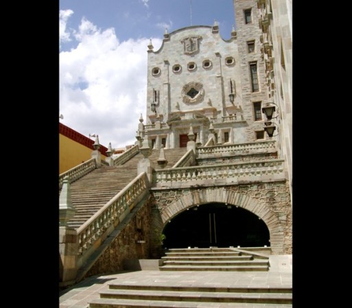 En 1827 a esta escuela se le cambió de nuevo el nombre, siendo llamada "Colegio de la Inmaculada Concepción".