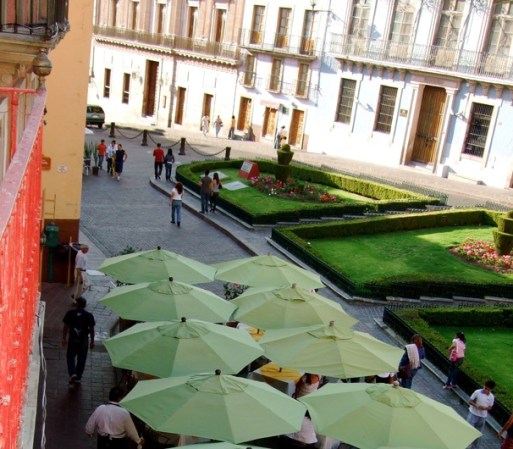 Sus parques y calles también cuentan con un sin fin de restaurantes al aire libre, donde se puede disfrutar de un cafe o una copa de vino, a la vez que se aprecia la arquitectura de la zona.