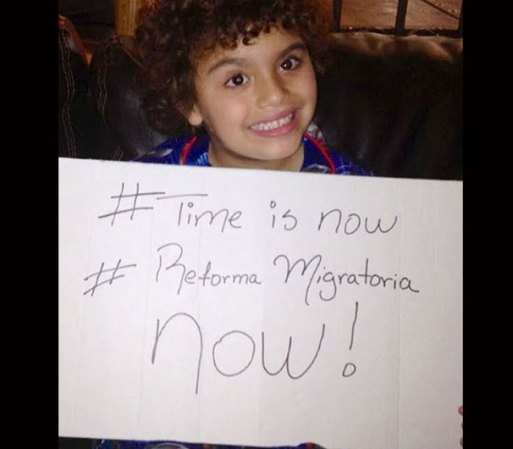 Ian, es el hijo de Olga Tañón, se suma a la solidaridad por una reforma, igual que su mamá.