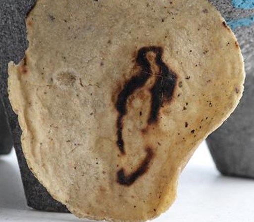 Y por supuesto que la Virgen de Guadalupe no podía dejar de hacerse ver en… ¡Una tortilla!.