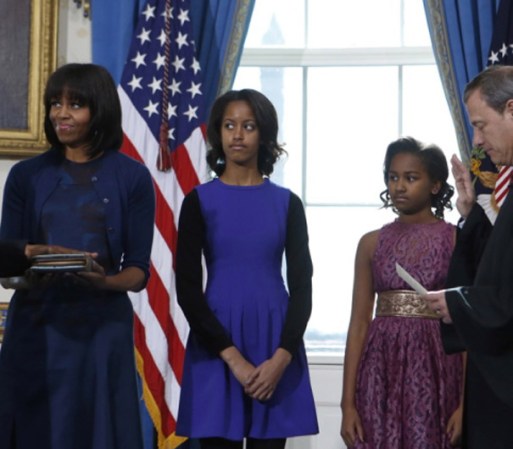 2013. La Primera Dama para la inauguración presidencial del día domingo se decantó por un vestido azul con falda tableada y suéter también en azul.