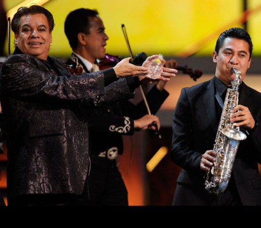 El joven Alberto ansiaba que la gente lo escuchara y así él pudiera mostrar sus canciones, que ya eran más de 100 en aquel entonces. Así viajó a Tijuana, Ensenada, Rosarito, incluso a Lake Elsinore, California, donde Alberto no tuvo éxito, para demostrar todo lo que llevaba en su interior.