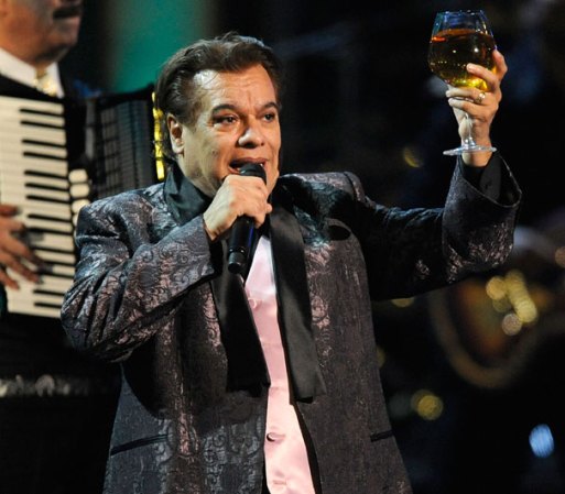 Tiempo después regresó a Cd. Juárez, donde tuvo por fin la oportunidad de trabajar en el bar Noa Noa, de David Bencuomo, quien le brindó su apoyo y le dio la oportunidad de cantar acompañado por los Prisioneros del Ritmo, cantando canciones propias y de otros autores.