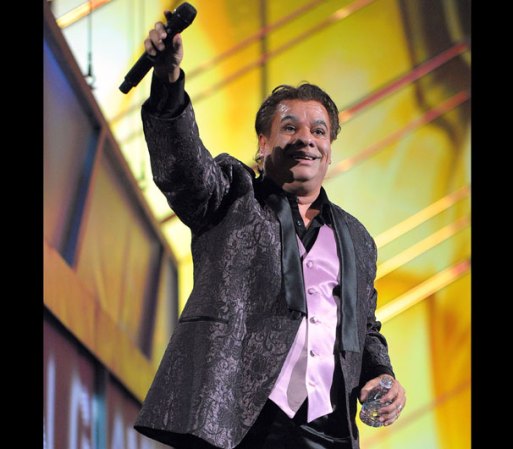 Ha recibido numerosos premios, y su fama lo ha convertido en una leyenda viviente. Es considerado la máxima figura de la música mexicana a nivel mundial.