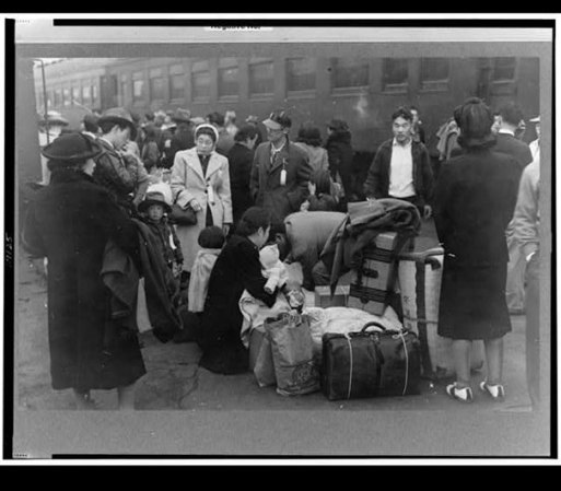 En 1942 el gobierno de Estados Unidos ordenó que toda persona de origen japonés fuera llevada a campos de concentraciones.
