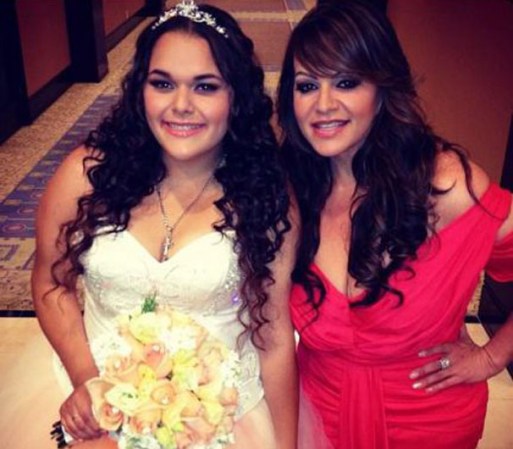 Aquí aparece en la celebración de los 15 años de su hija Jenicka.