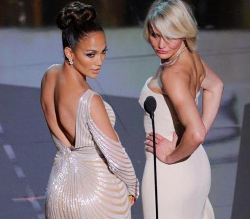 Tanto J. Lo como Cameron Diaz aprovecharon para mostrar su vestido desde todos los ángulos.