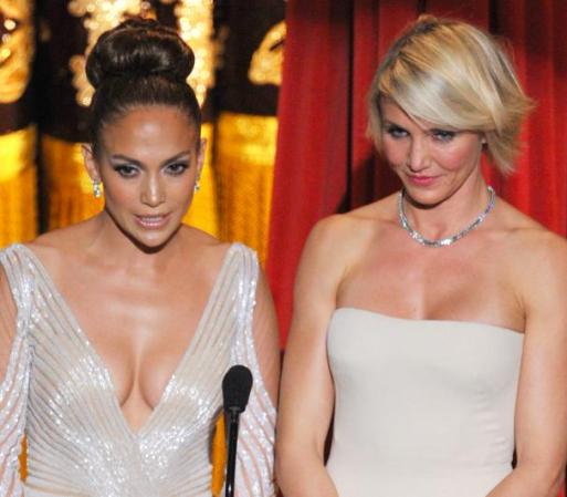 Una rubia y otra morena, Jennifer Lopez y Cameron Diaz lucieron espléndidas presentando dos de las categorías.