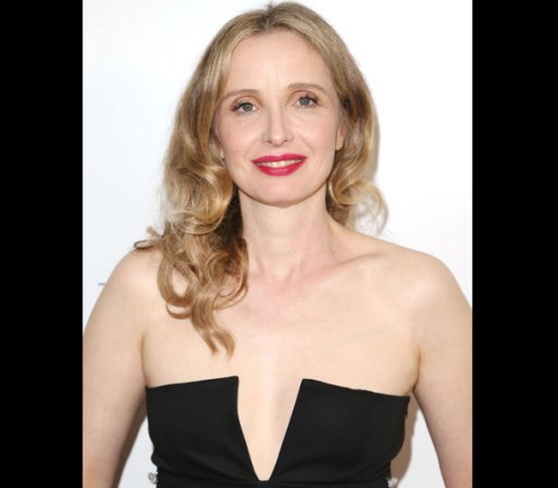 Julie Brown, nació el 31 de agosto de 1958 en Van Nuys, CA. Es muy reconocida por sus papeles de actriz, comediante, escritora, directora de televisión, cantante y compositora.