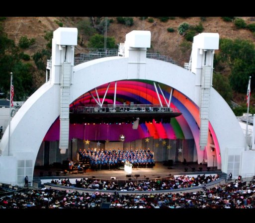 El auditorio "Hollywood Bowl" está rodeado de colinas y durante el verano ofrece todo tipo de conciertos.