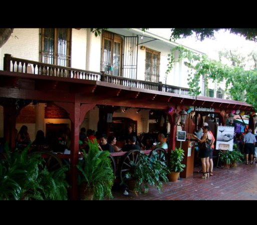 La zona conocida como "Placita Olvera" está designada como histórica y se encuentra en el centro de Los Ángeles. Ofrece muchas tiendas y restaurantes en honor a México.