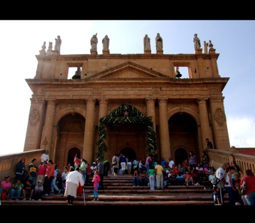 Solo resta decir que Lagos de Moreno es una verdadera joya de México, lista para recibir al turista que quiera conocer mas a fondo su historia, su arquitectura y en especial a su gente tan cálida y hospitalaria.