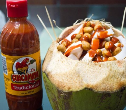 Hablando de guacamayas… que tal la tradicional salsa picante con un coco fresco y cacahuates.