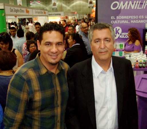 En este evento también estuvo presente el productor y director Adalberto Luján, quien no perdió la oportunidad de saludar a Jorge Vergara.