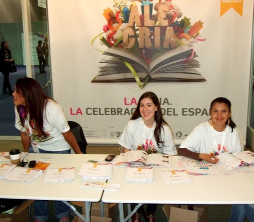 Esta feria del libro celebra las publicaciones en idioma español, y lo mejor es que el público -aparte de ser recibido con una sonrisa- no paga un solo centavo para disfrutar del evento.