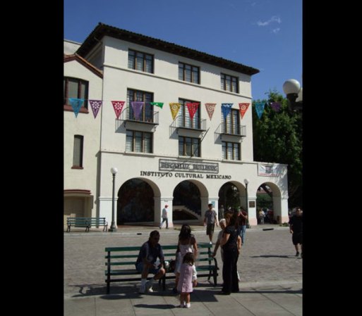 La zona conocida como "Placita Olvera" está designada como histórica y se encuentra en el centro de Los Ángeles. Ofrece muchas tiendas y restaurantes en honor a México.