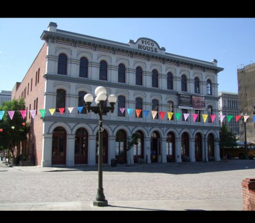 La zona conocida como "Placita Olvera" está designada como histórica y se encuentra en el centro de Los Ángeles. Ofrece muchas tiendas y restaurantes en honor a México.