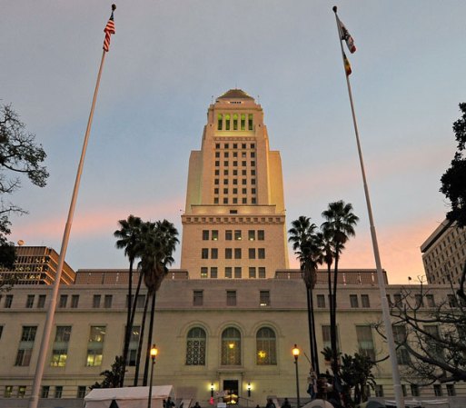 Los Angeles City Hall, 200 North Spring Street Los Ángeles, fue construido en 1928, y es una de las sedes más importantes para reuniones entre alcaldes y concejales.