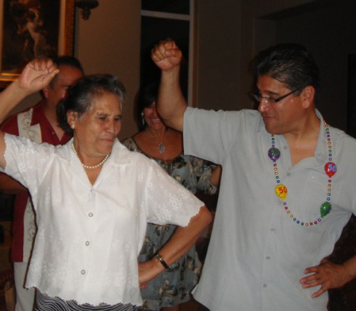 Martín Plascencia (Reportero) y su mamá Margarita Cuenca, bailando "La Macarena"