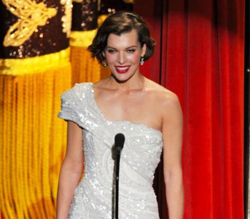Mila Jovovich lució espectacular durante la ceremonia.