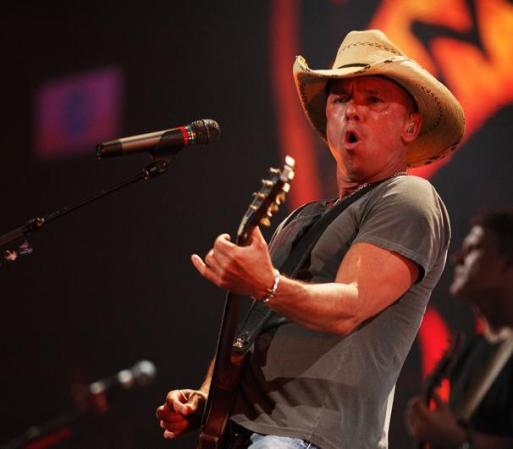 El intérprete de country Kenny Chesney ocupa el lugar número tres. $29,837,103