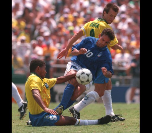 Músculo contra fútbol arte. El contraste de la imagen: el músculo es de los contenciones brasileños, Mauro Silva y Dunga. El arte, del genial italiano Roberto Baggio. Ese día en el Rose Bowl, la final del Mundial no vio goles, y la Copa se definió en penaltis.