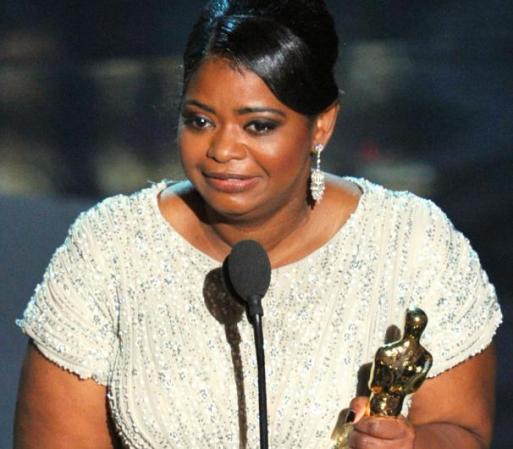 Octavia Spencer recibió emocionada la estatuilla dorada por la Mejor Actriz de Reparto, gracias a su papel en "The Help".