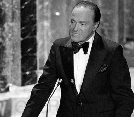 El legendario Bob Hope era adorado por Hollywood. Fue el presentador de los Oscar en 18 ocasiones. Cada presentación fue mejor que la anterior. Es considerado el ejemplo a seguir (ya que aún nadie ha podido igualar su genialidad y originalidad).