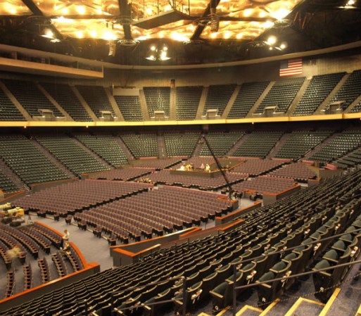 Las instalaciones de la iglesia eran el antiguo Compaq Center, un estadio de basketboll profesional en el área de Kirby.