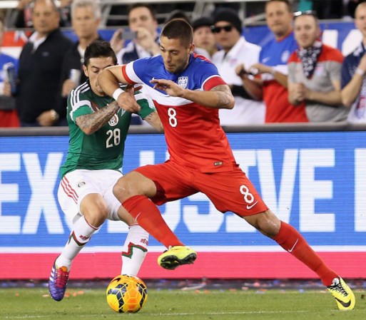 Clint Dempsey, de los Estados Unidos, defiende la pelota contra Rogelio Alfredo Chavez, de México.