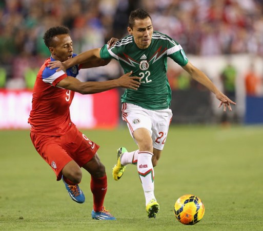 El mexicano Paul Aguilar le quita la pelota a Julian Green.