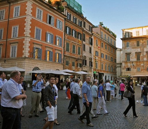 La piazza di Santa María: Se encuentra ubicada en Trastevere, barrio del centro histórico en la ribera oeste del río Tiber y al sur de la Ciudad del Vaticano. Es un centro turístico con calles adoquinadas y edificios históricos.