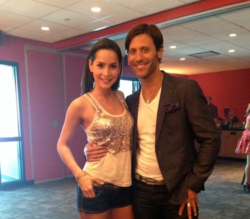 En una reunión con las blogueras invitadas, el experto en moda Quique Usales y la actriz colombiana Carmen Villalobos regalaron poses y sonrisas a las asistentes.