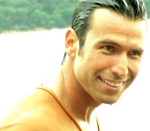 Además de buen cuerpo el actor tiene una sonrisa encantadora.