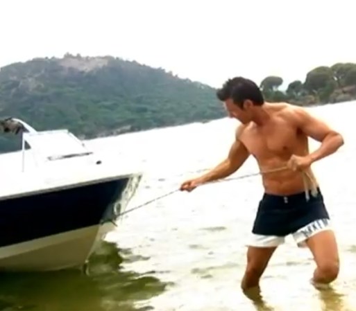 Aquí lo vemos arrastrando un bote a la orilla de la playa. ¿Te gustaría viajar con él?
