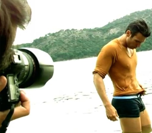 ¿Te gusta cómo luce con estos boxers y camisa en tono mostaza?