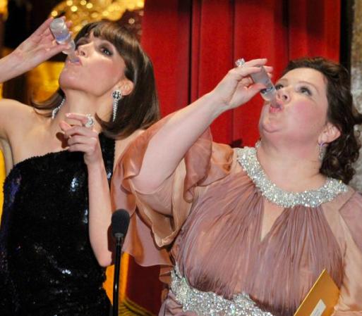 Rose Byrne y Melissa McCarthy, de "Bridesmaids", se divirtieron durante la ceremonia.