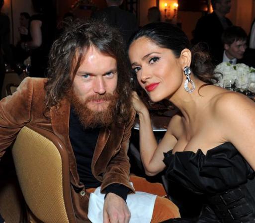 El músico Damien Rice y Salma Hayek comparten durante un evento en beneficio de Haití en enero de 2012, en Los Angeles, California.