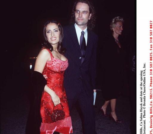 Salma y su entonces novio Edward Atterton en febrero de 1998.