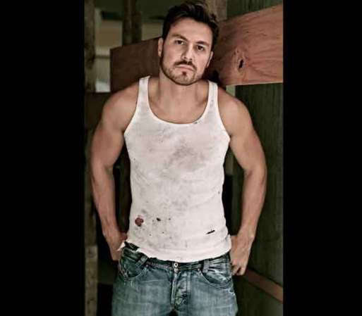 Corral aprecia el talento de Garza y lo ayuda para lanzar su primera producción musical titulada “Las rosas”.