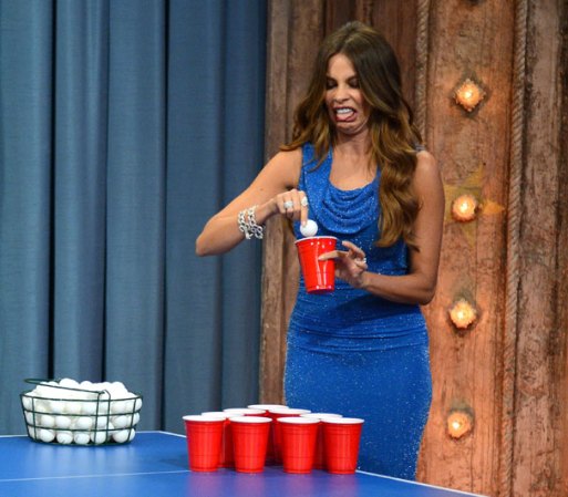 A juzgar por su expresión de desagrado, le causó mucho malestar el tomar la bebida estando la pelota dentro del vaso.