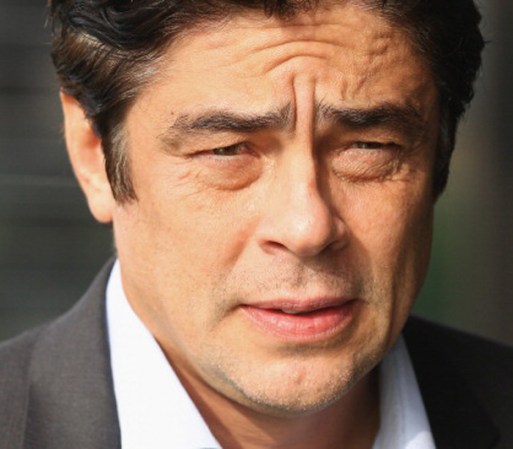 Benicio del Toro tiene un anillo con un centro de madera, así puede tocar madera cuando quiera.
