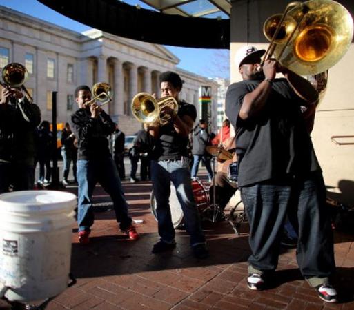 Pero no sólo las grandes estrellas estarán animando el gran día: miles de músicos callejeros han copado las calles de Washington para convertir este 21 de enero en una fiesta inolvidable.