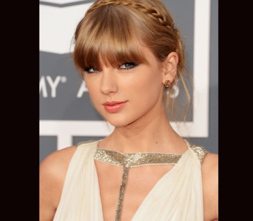 Cuando tenía diez años, Swift comenzó a actuar en su ciudad natal, cantando en competiciones de Karaoke, festivales, ferias y comenzó además a escribir sus propias canciones.