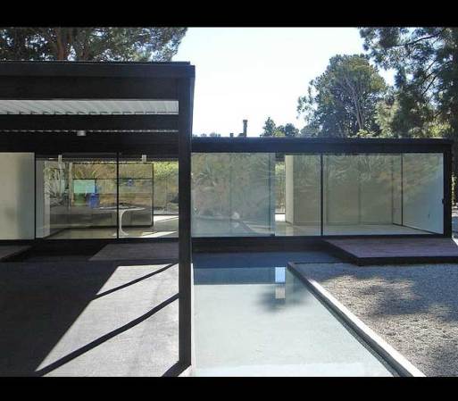 The Bailey House, o Case Study House #21, 9038 Wonderland Park Ave. Los Ángeles, fue construido en 1959 y fue registrado en Los Ángeles como monumento histórico cultural, numero 669.