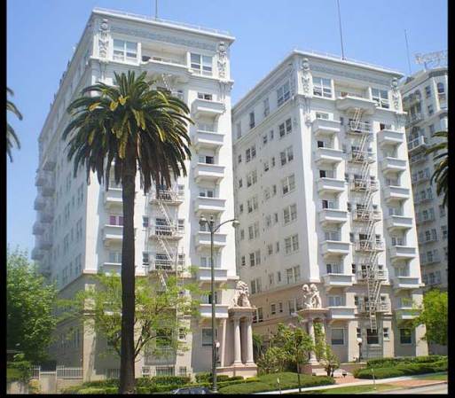 The Bryson Apartment Hotel , 2701 Wilshire Blvd. Los Ángeles, fue construido en 1913, y se consideró por muchos años, como uno de los edificios más lujosos.