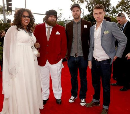 Los miembros de la banda Alabama Shakes que darán un show en vivo, lucen informales ¡Nos encanta que cada uno respete su estilo!