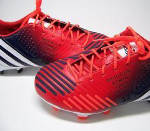 El británico utiliza las redes sociales para comunicarse con sus fans y, al mismo tiempo, promover las marcas de las que es imagen. Por eso, no duda en mostrar sus botines Adidas en Facebook.