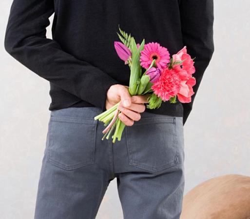 Que nos regalen flores en un cumpleaños. Es tu cumpleaños, un aniversario o cualquier evento especial y él llega con cara de seductor y un ramo de flores en la mano. No sólo se había olvidado de la ocasión y compró lo único que se le vino a la mente, ¡sino que además está convencido de que lo resolvió con éxito!
