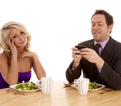 Envía mensajes de texto mientras tú le hablas. Por fin han salido a cenar juntos a un restaurante muy bonito, están conversando, riendo y de pronto, mientras tú le cuentas algo importante él baja la vista y, con una sonrisa en la boca, se pone a enviar un mensaje de texto. Lo único que deseas en ese momento es revolearle por la cabeza la botella de vino.